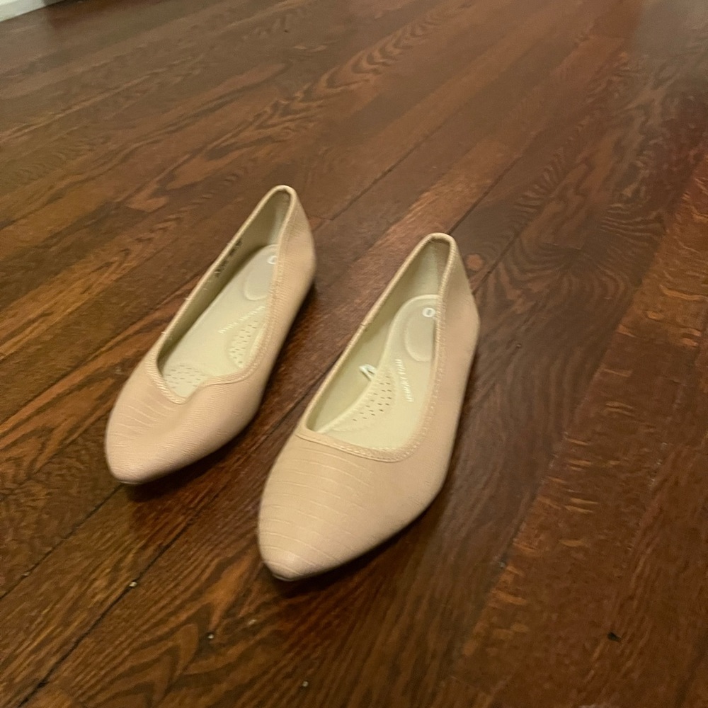 Nude/pink ballet flats